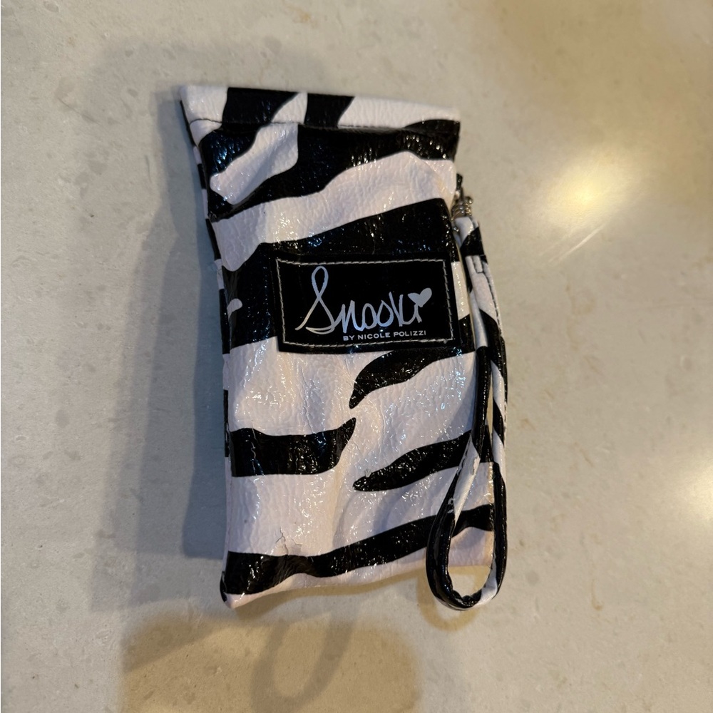 Snooki by Nicole Polizzi sunglasses.  Comes with case as shown - Picture 4 of 6